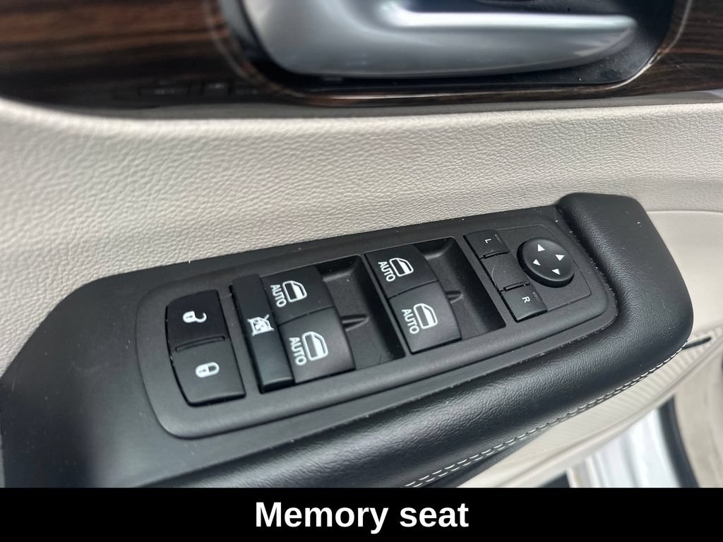 Used 2022 Chrysler Pacifica Limited AWD/4WD image 12