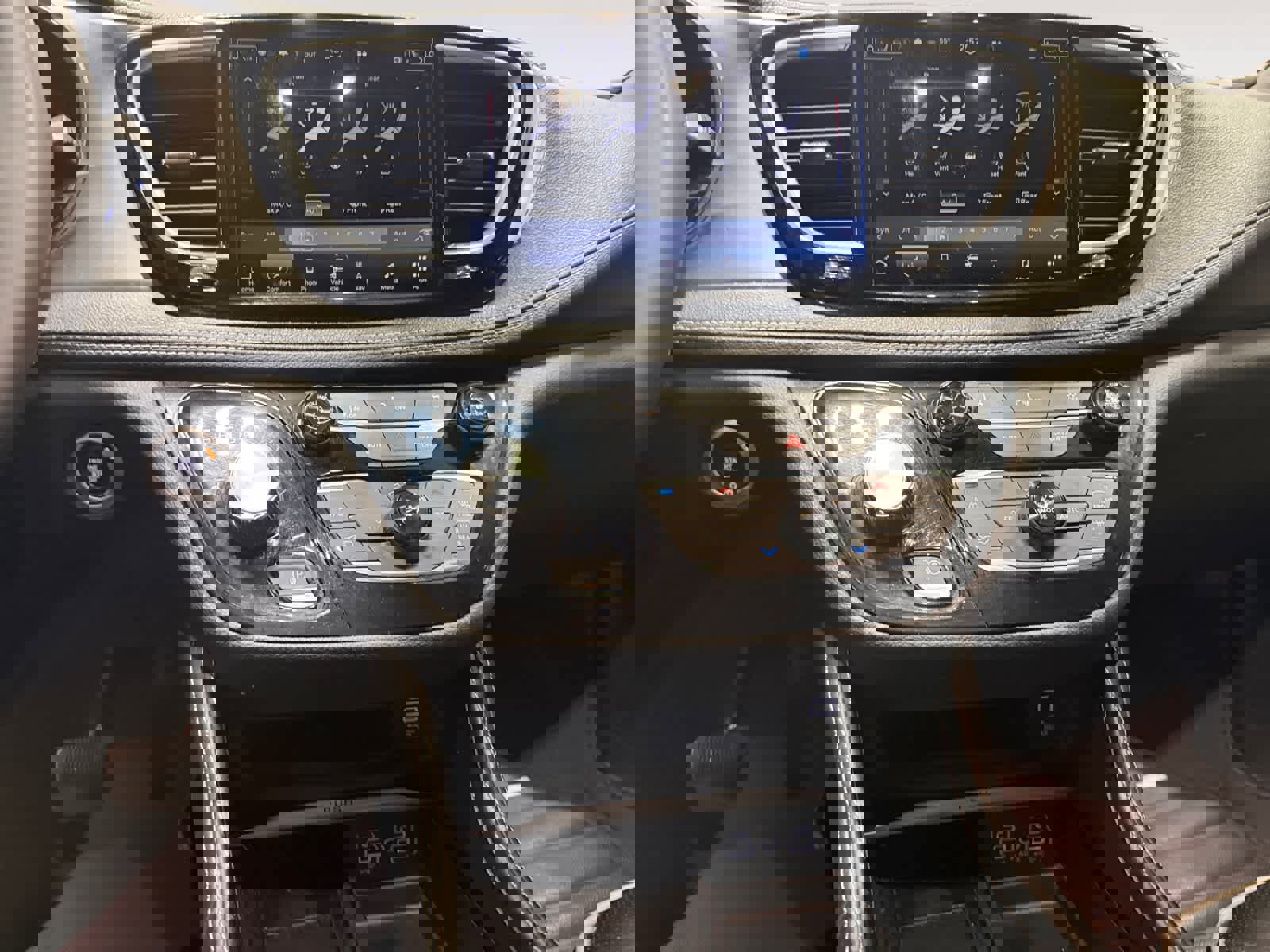 Used 2023 Chrysler Pacifica Limited w/ Uconnect Theater Family Group image 12