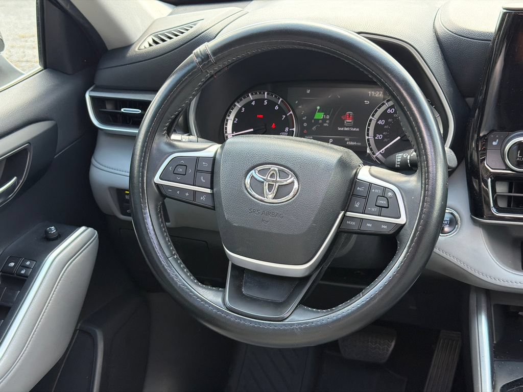 Used 2023 Toyota Highlander XLE FWD image 24