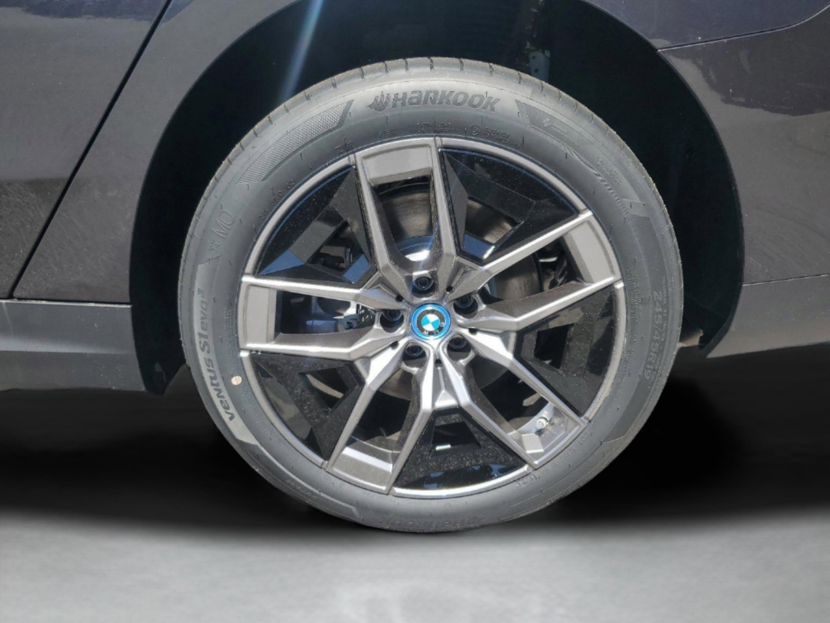 Used 2025 BMW i5 eDrive40i w/ Premium Package RWD image 33