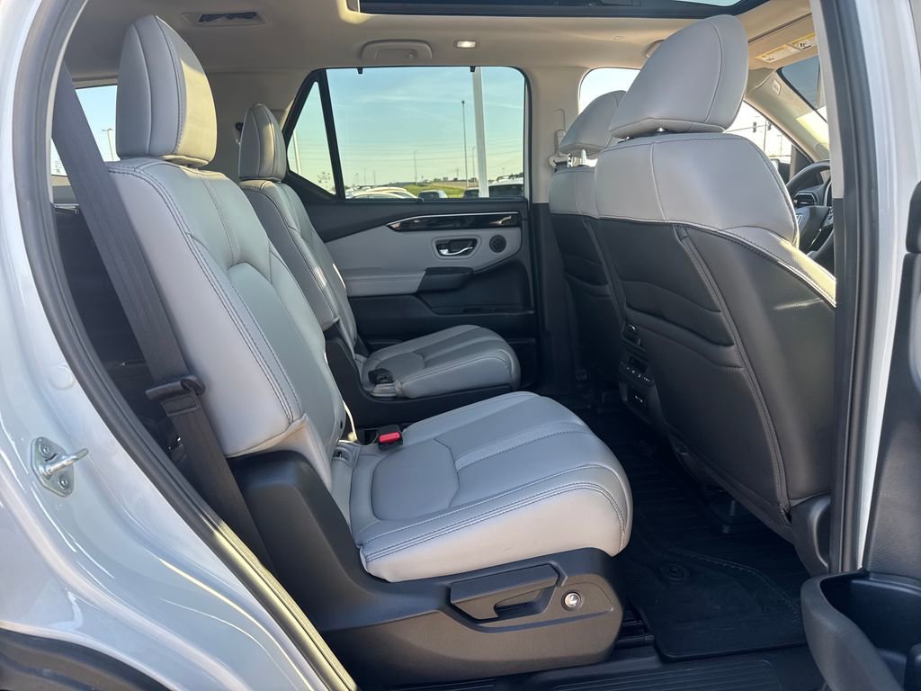 Used 2025 Honda Pilot Touring image 17
