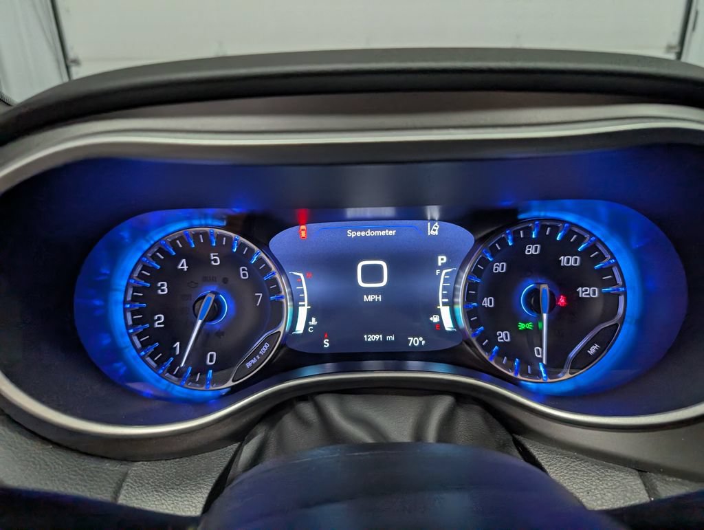 Used 2027 Chrysler Pacifica Select FWD image 16