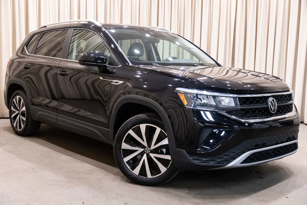 Used 2023 Volkswagen Taos SE w/ Panoramic Sunroof Package image 2