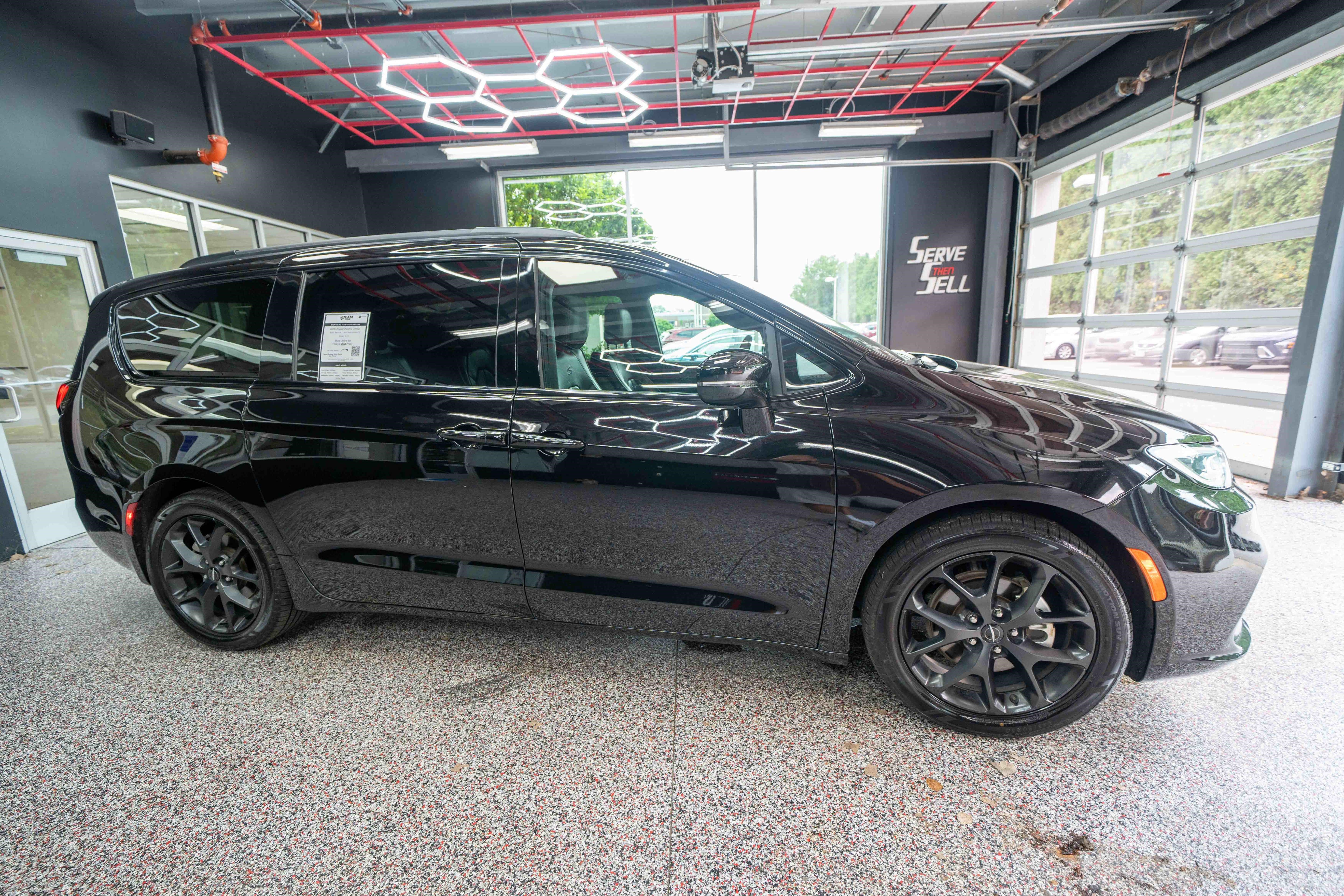 Used 2025 Chrysler Pacifica Limited FWD image 5