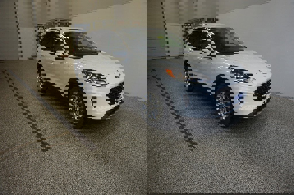 Used 2020 Ford Escape SE image 1