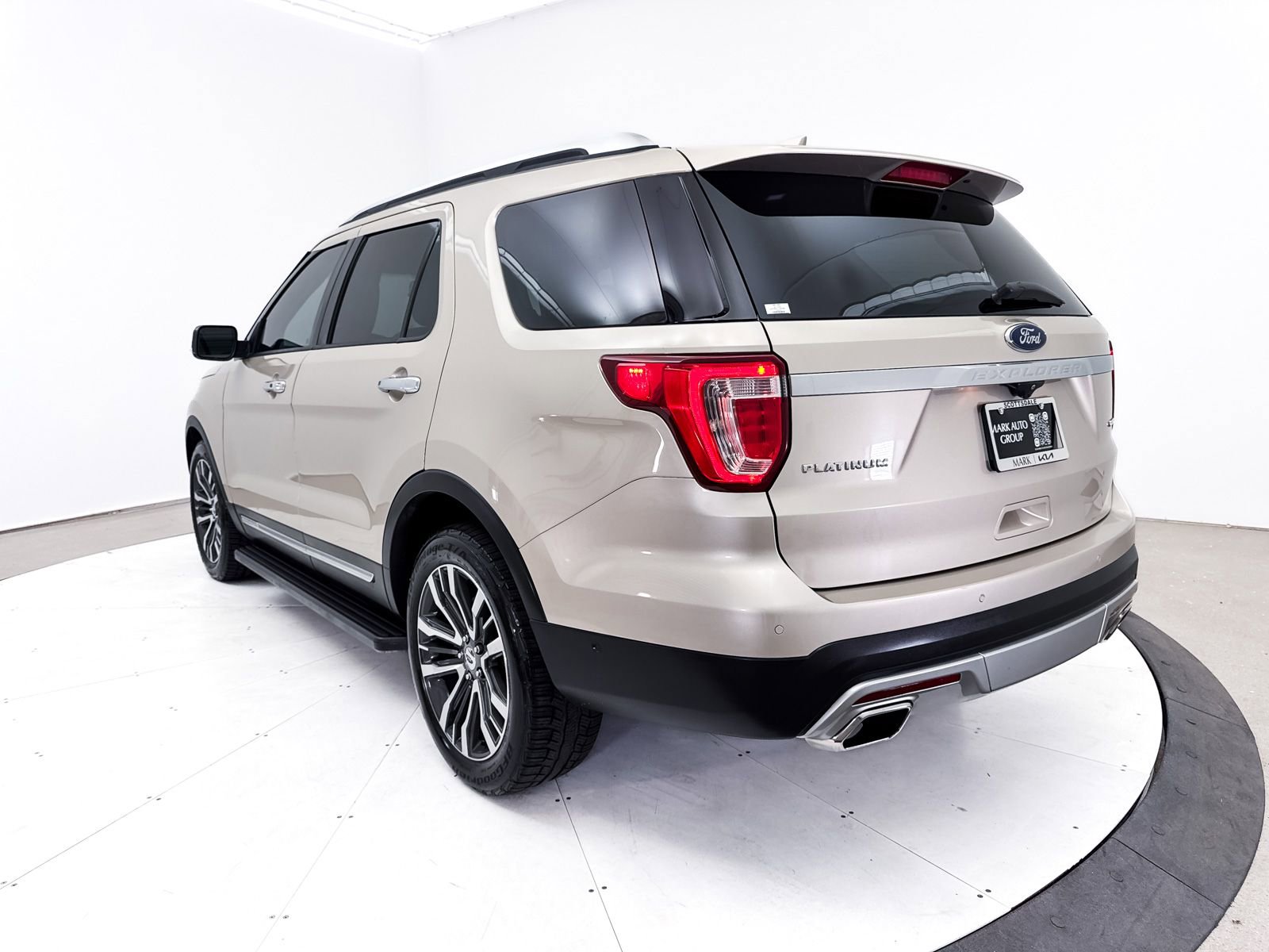 Used 2017 Ford Explorer Platinum image 17