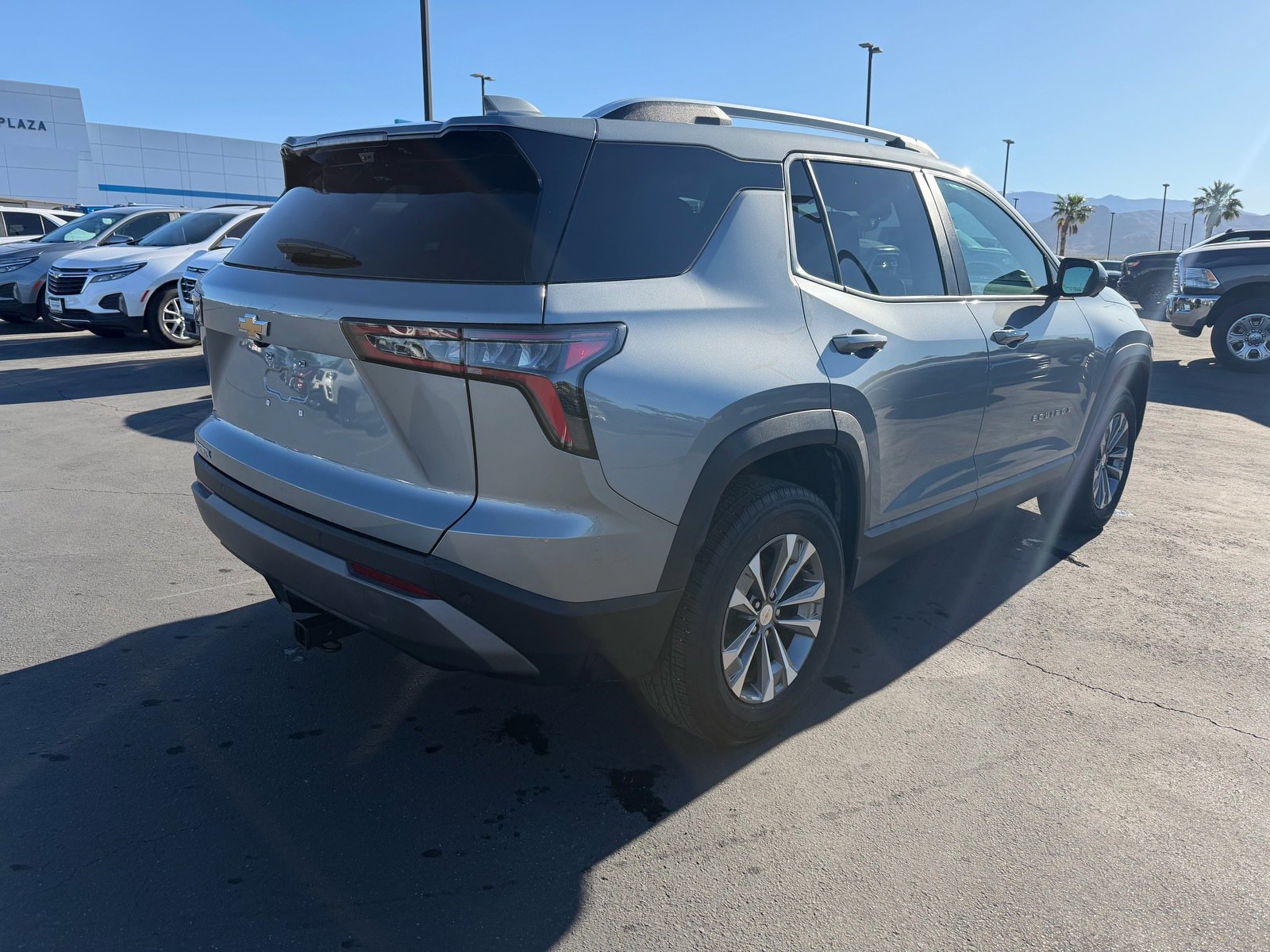 Used 2025 Chevrolet Equinox LT w/ Convenience Package II image 3
