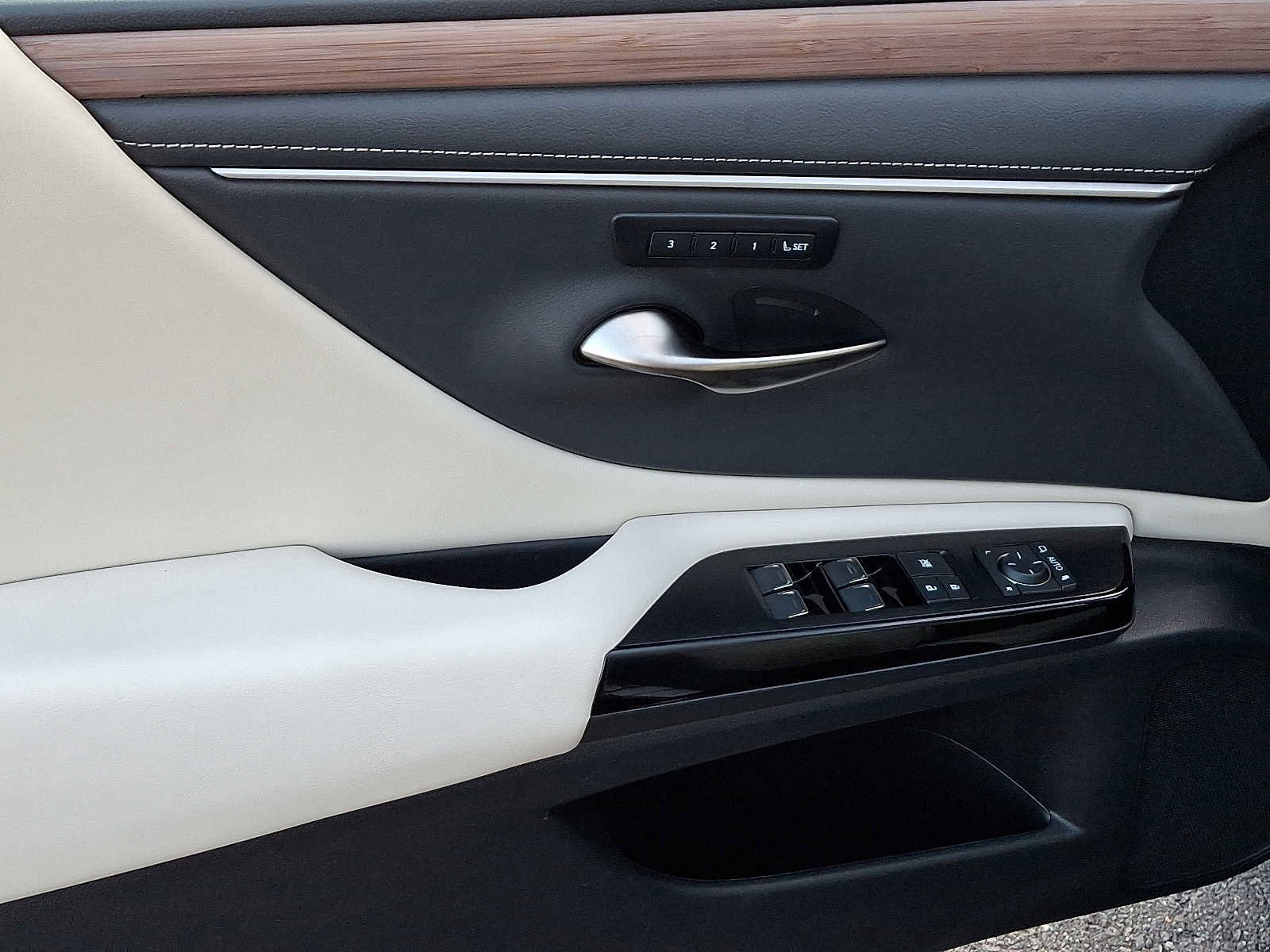 Used 2023 Lexus ES 250 w/ Premium Package image 12