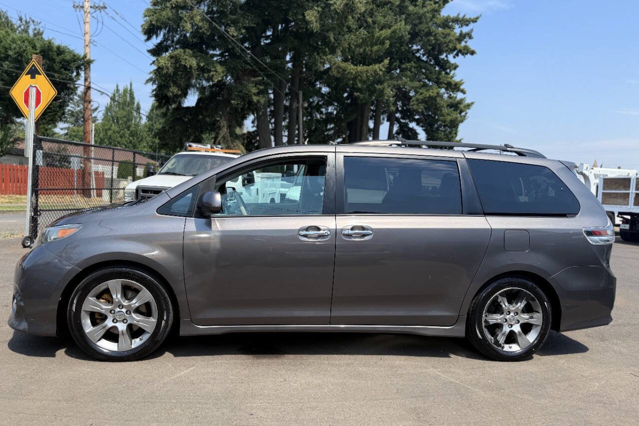 Used 2013 Toyota Sienna SE FWD image 3