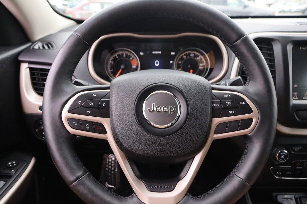 Used 2017 Jeep Cherokee Limited image 10