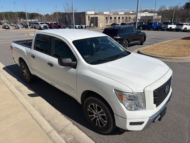 Used 2022 Nissan Titan SV image 9