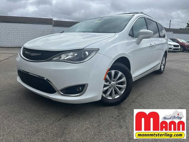 Used 2017 Chrysler Pacifica Touring-L FWD image 1