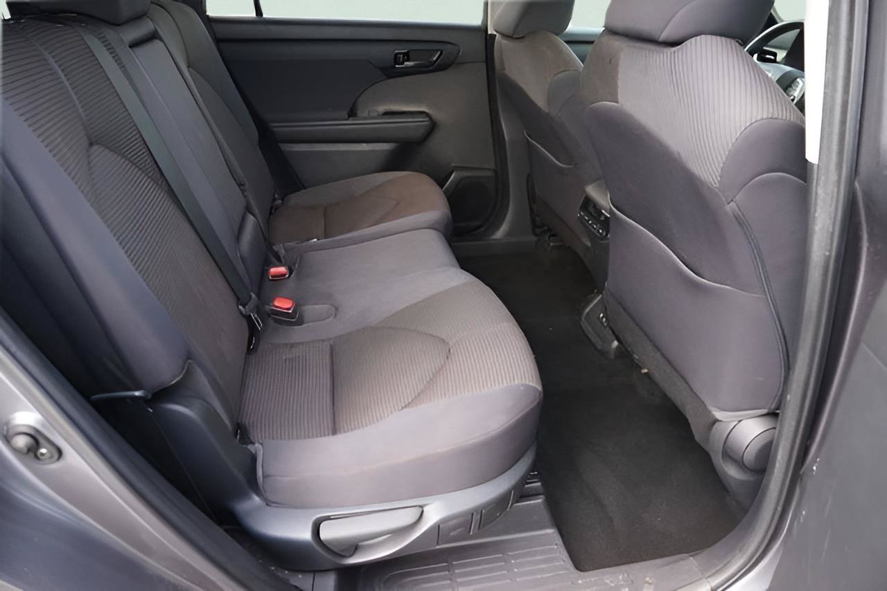 Used 2021 Toyota Highlander L FWD image 15
