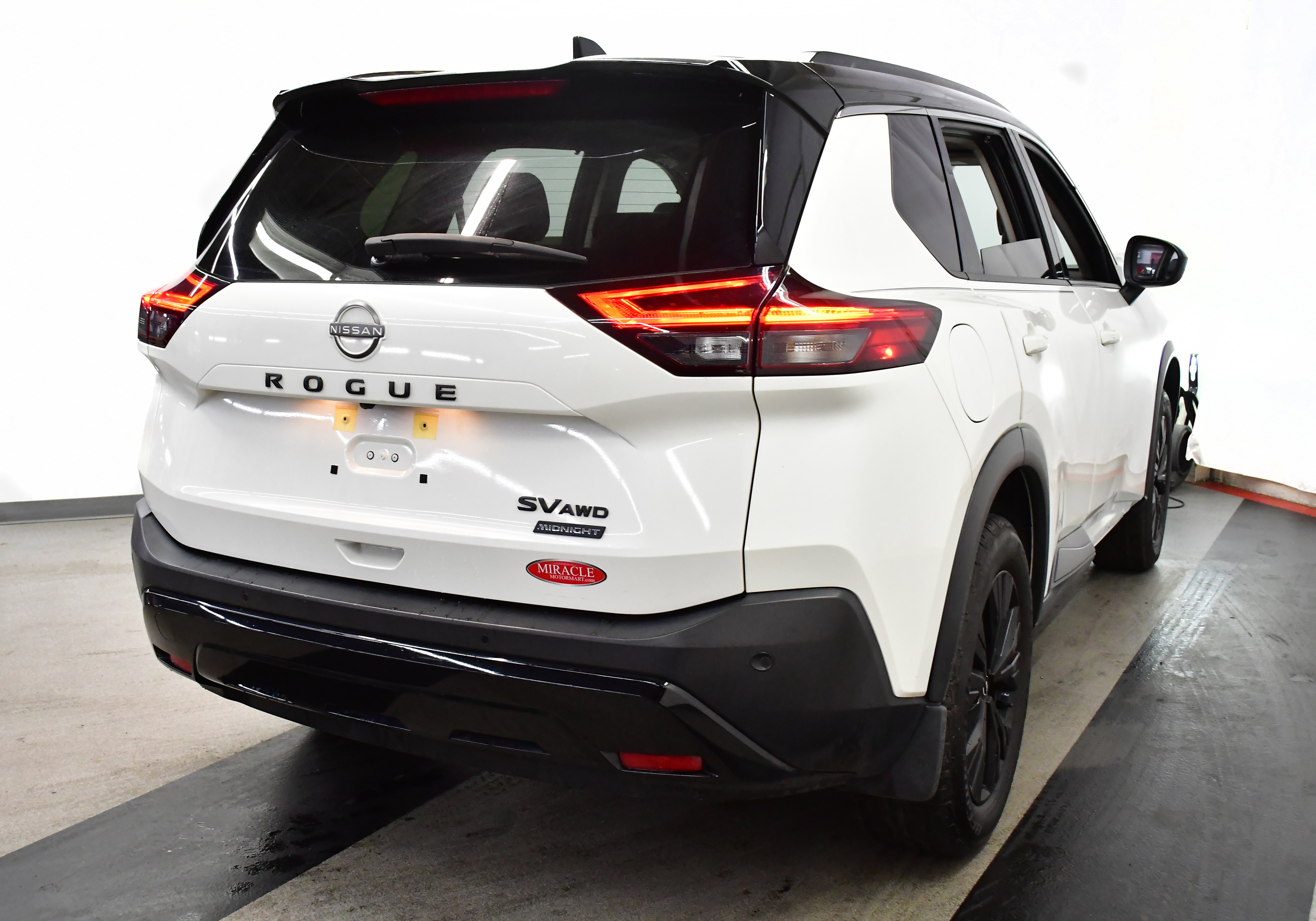 Used 2023 Nissan Rogue SV w/ SV Premium B Package image 11