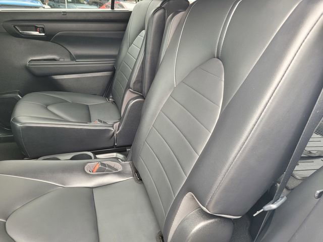 Used 2021 Toyota Highlander XLE image 13