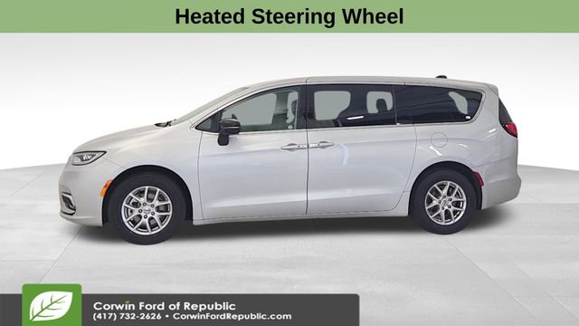 Used 2024 Chrysler Pacifica Touring-L image 4