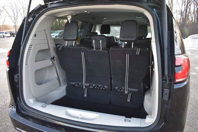 Used 2024 Chrysler Pacifica Touring-L FWD image 19