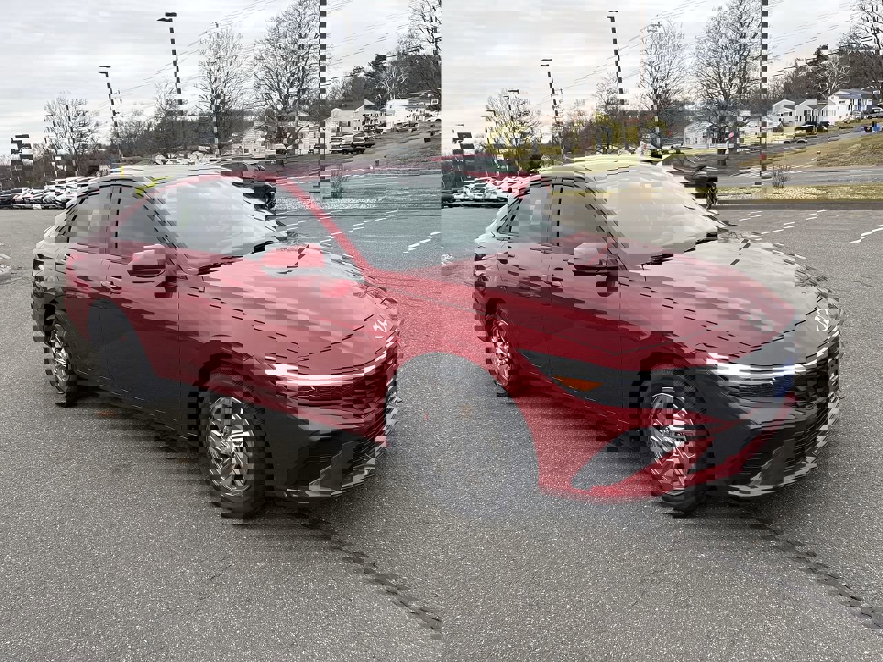 Certified 2025 Hyundai Elantra SE w/ Cargo Package image 2