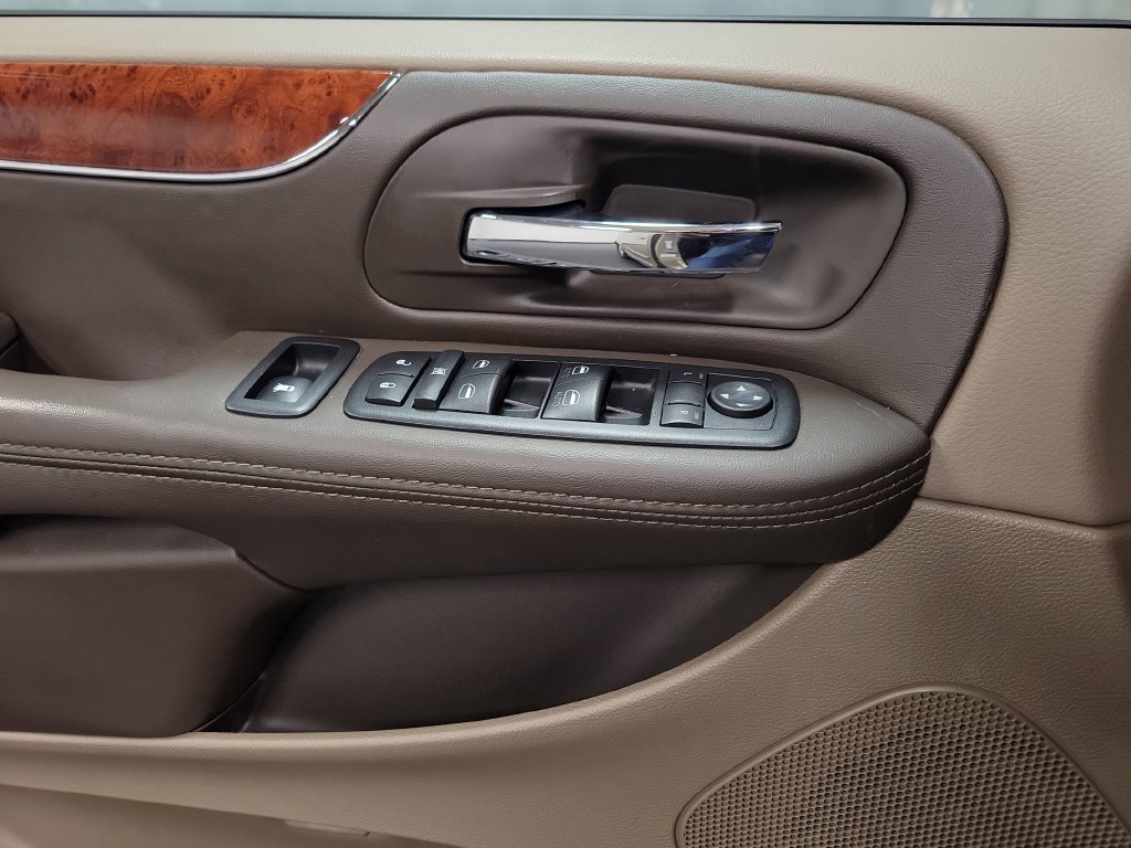 Used 2012 Chrysler Town & Country Touring-L w/ Driver Convenience Group FWD image 27