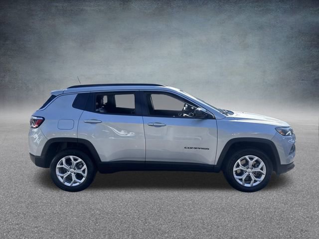 Used 2024 Jeep Compass Latitude image 3