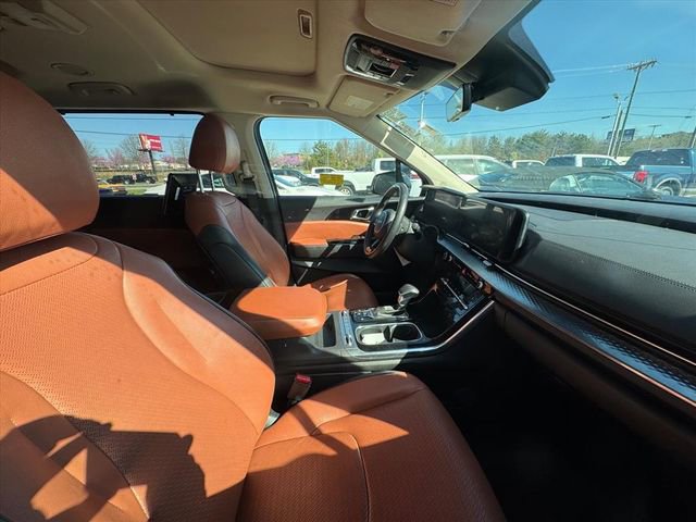 Used 2024 Kia Carnival SX Prestige image 3