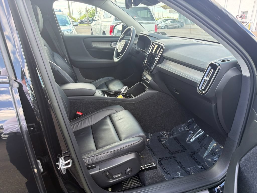 Used 2023 Volvo XC40 B5 Plus w/ Driver Assist Package AWD/4WD image 15