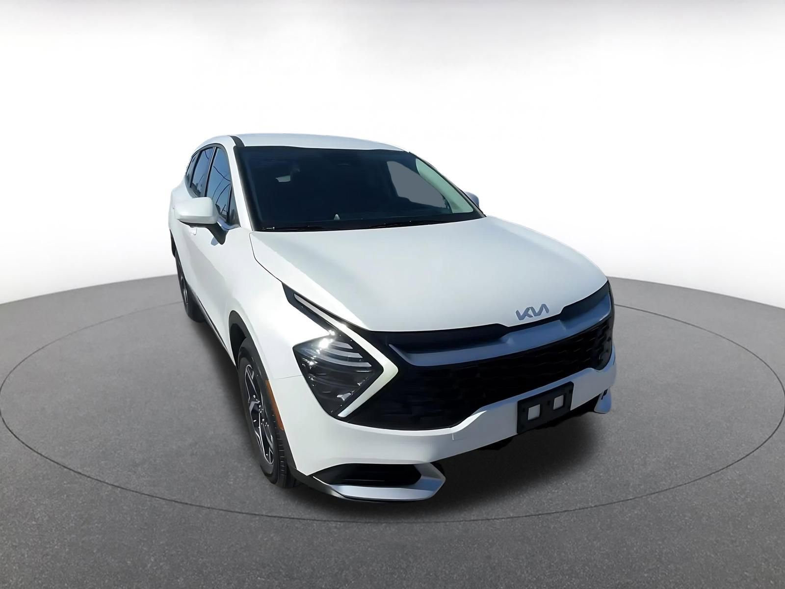 Used 2025 Kia Sportage LX image 3