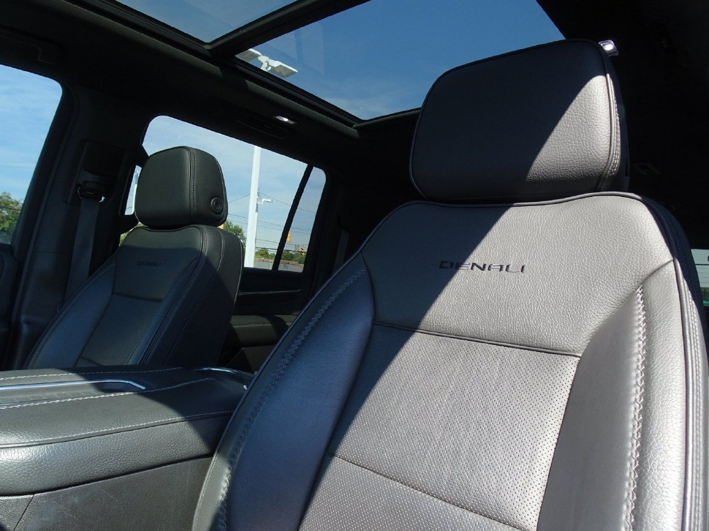 Used 2021 GMC Yukon XL Denali w/ Denali Premium Package AWD/4WD image 11