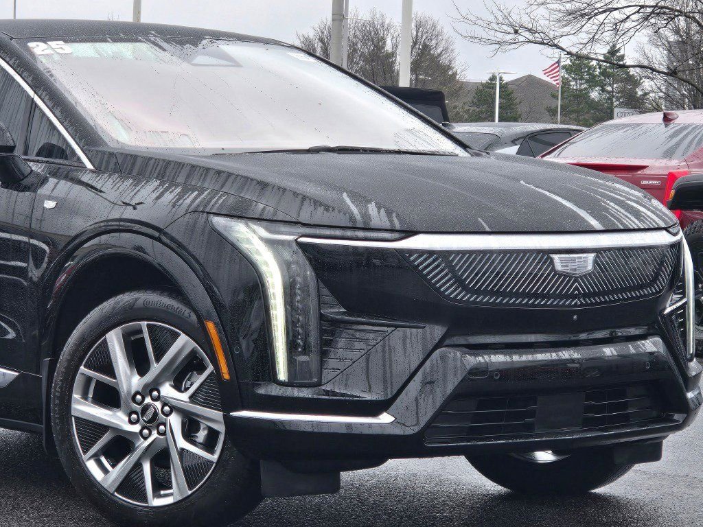 Used 2025 Cadillac Optiq Luxury 1 w/ LPO, Floor Liner Package AWD/4WD image 2