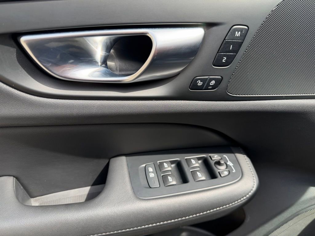 Used 2025 Volvo V60 B5 Cross Country Plus image 12