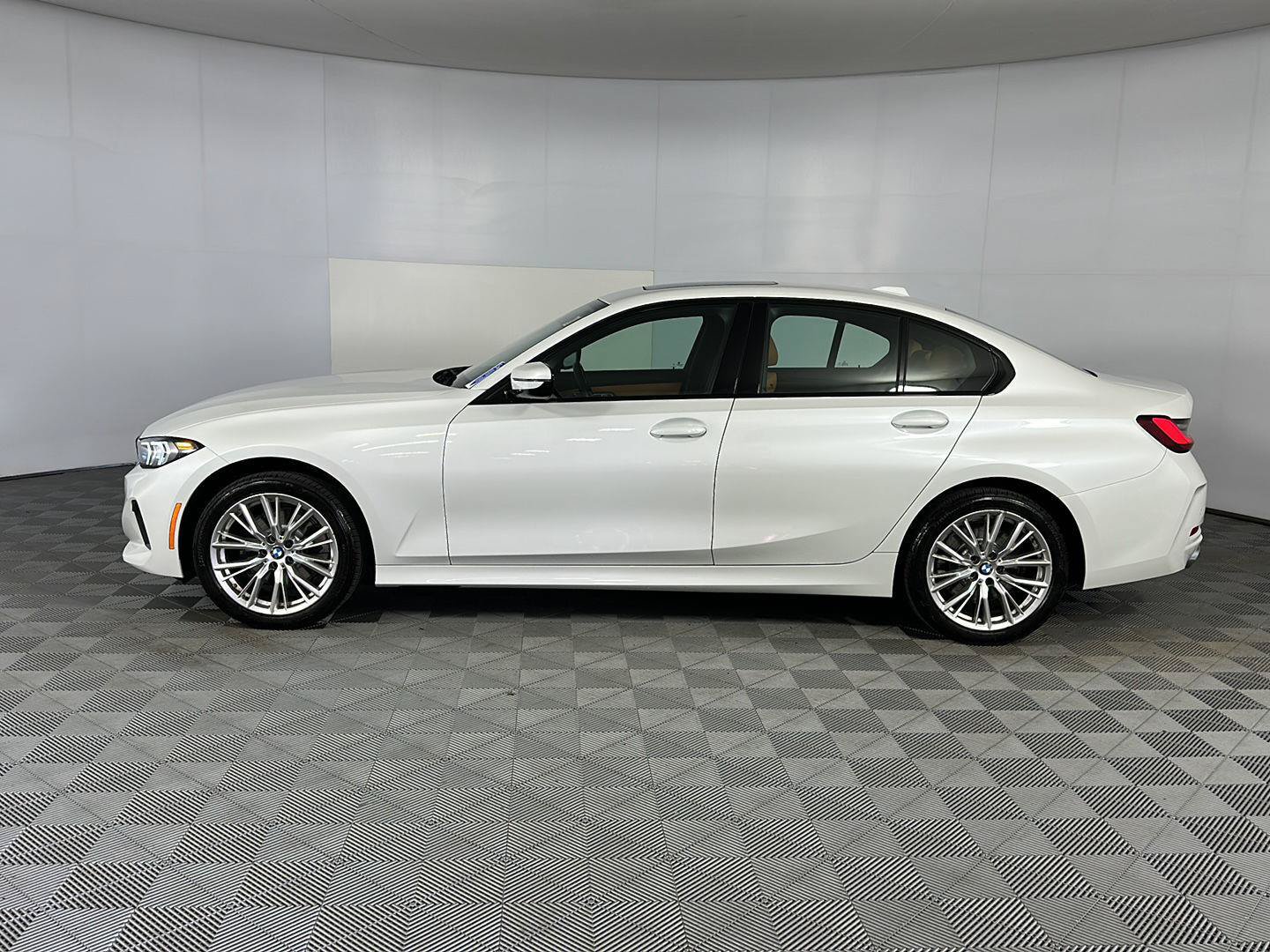 Used 2023 BMW 330i xDrive Sedan w/ Driving Assistance Package AWD/4WD image 10