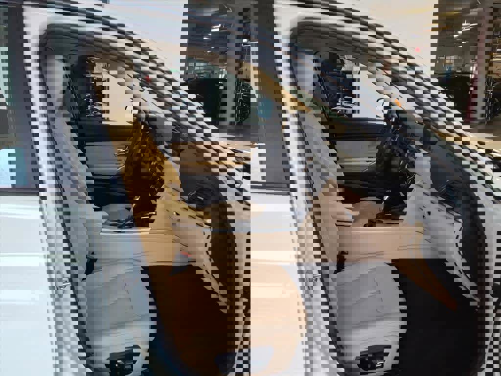 Used 2018 BMW 320i xDrive Sedan w/ Convenience Package image 21