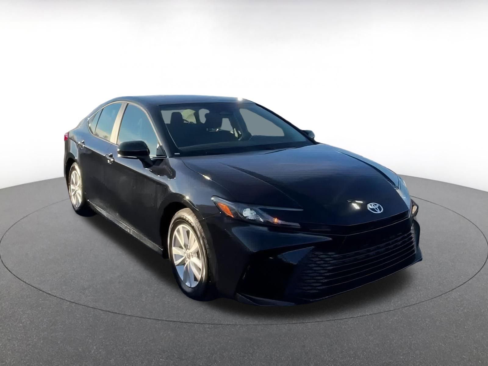 Used 2025 Toyota Camry LE image 3