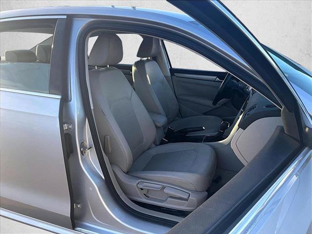 Used 2015 Volkswagen Passat 1.8T Limited Edition FWD image 9