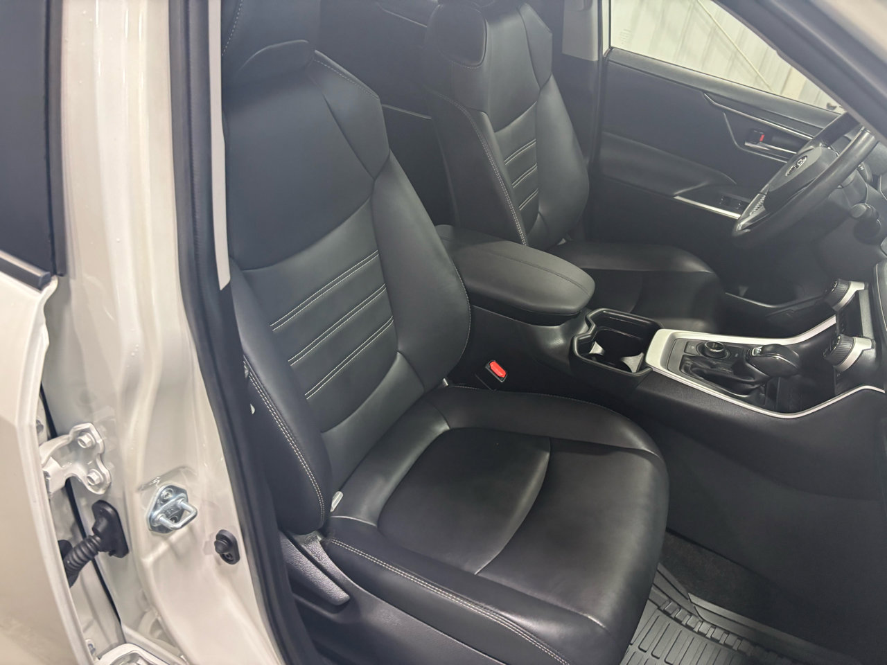 Used 2021 Toyota RAV4 XLE Premium image 30