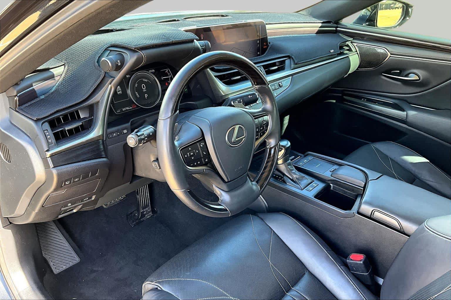 Used 2021 Lexus ES 300h Ultra Luxury w/ Accessory Package 2 FWD image 18