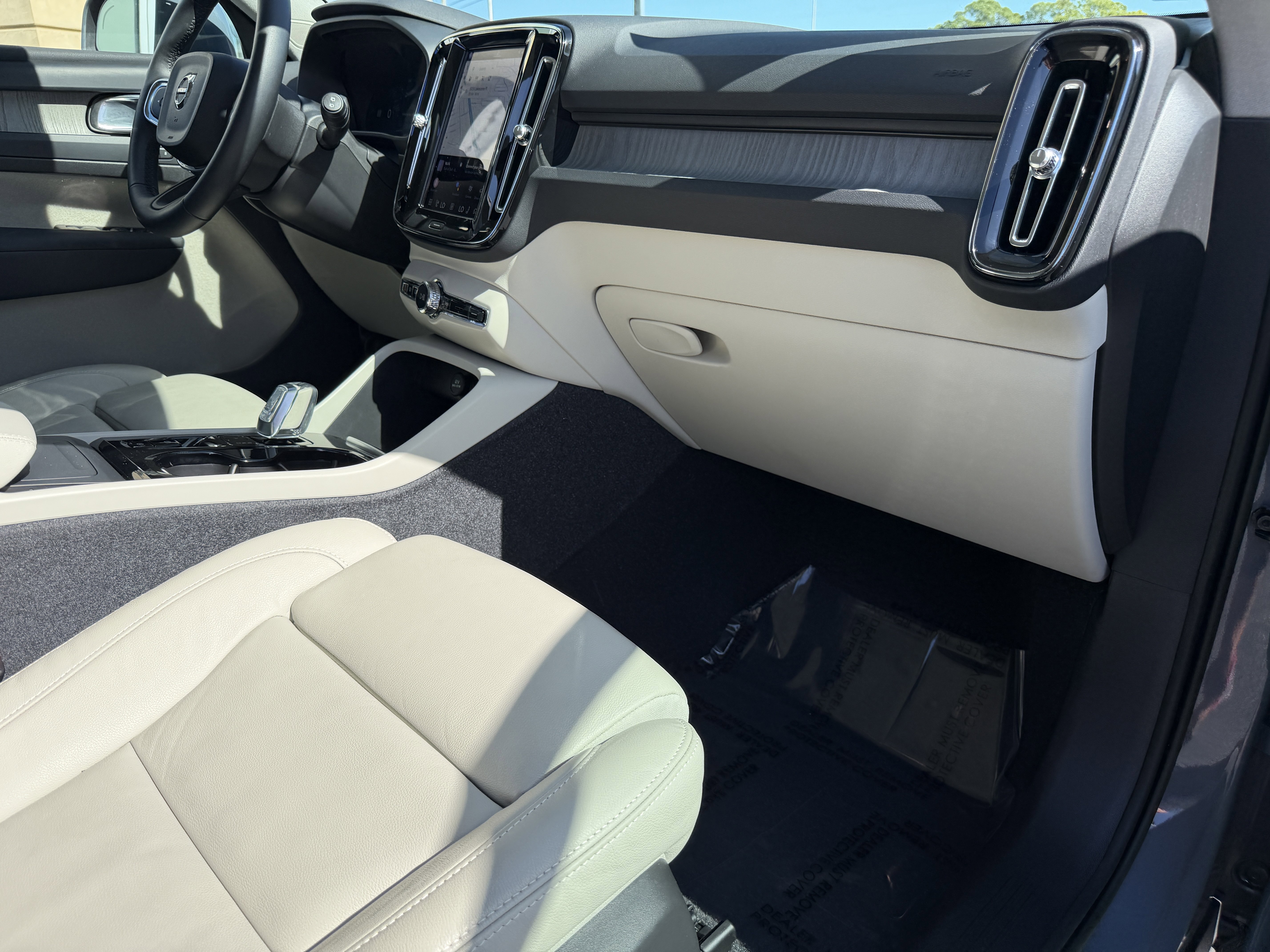 Certified 2023 Volvo XC40 B5 Plus w/ Protection Package Premier AWD/4WD image 11