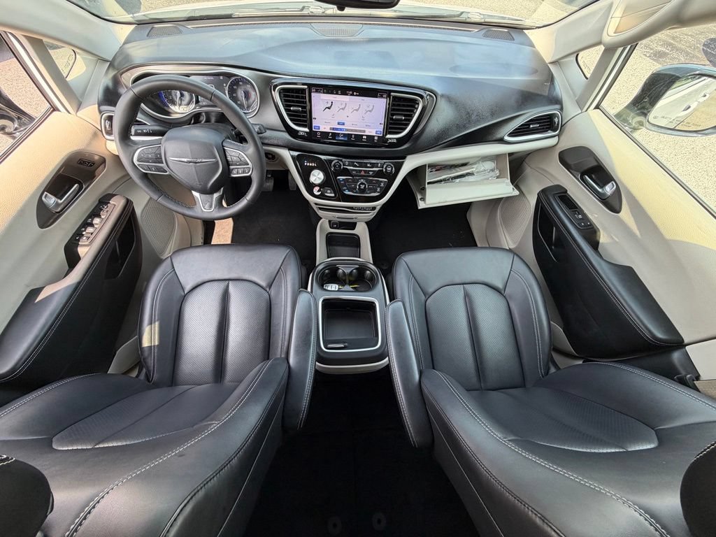 Used 2024 Chrysler Pacifica Touring-L FWD image 21