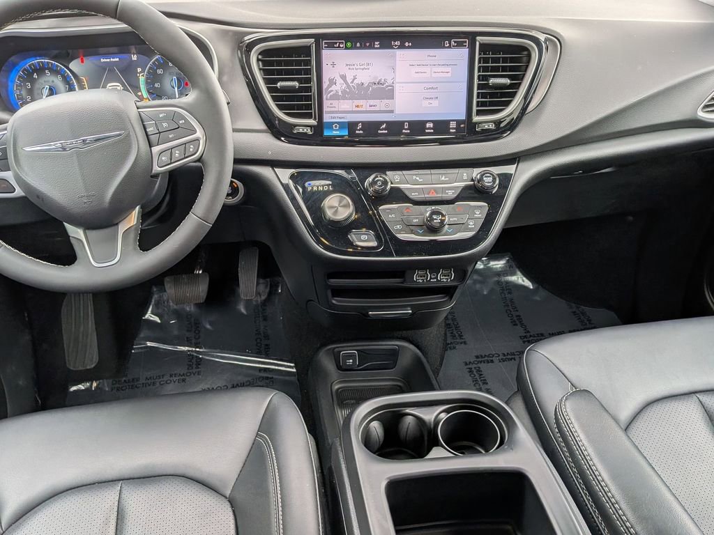 Used 2025 Chrysler Pacifica Select image 25