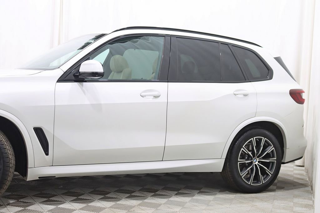 Used 2022 BMW X5 xDrive40i w/ M Sport Package AWD/4WD image 3