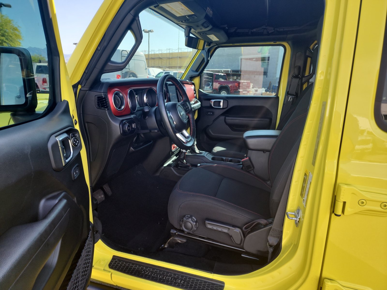 Used 2023 Jeep Wrangler Unlimited Rubicon w/ Cold Weather Group AWD/4WD image 15