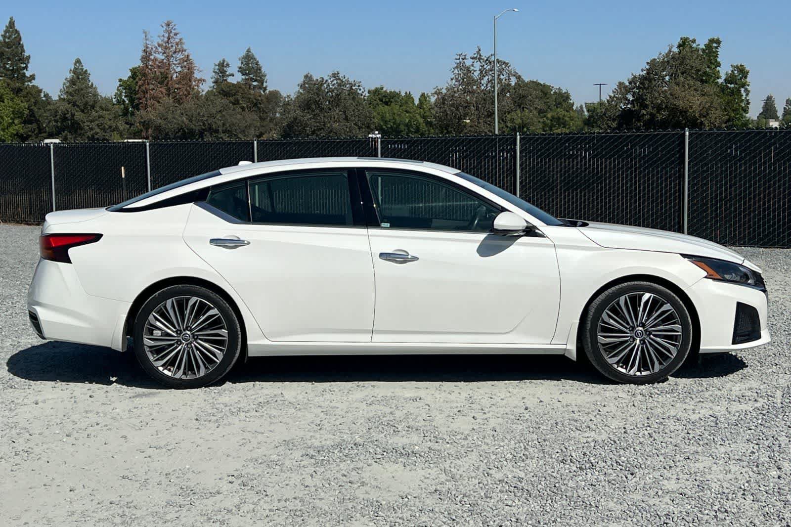 Certified 2023 Nissan Altima 2.5 SL FWD image 9