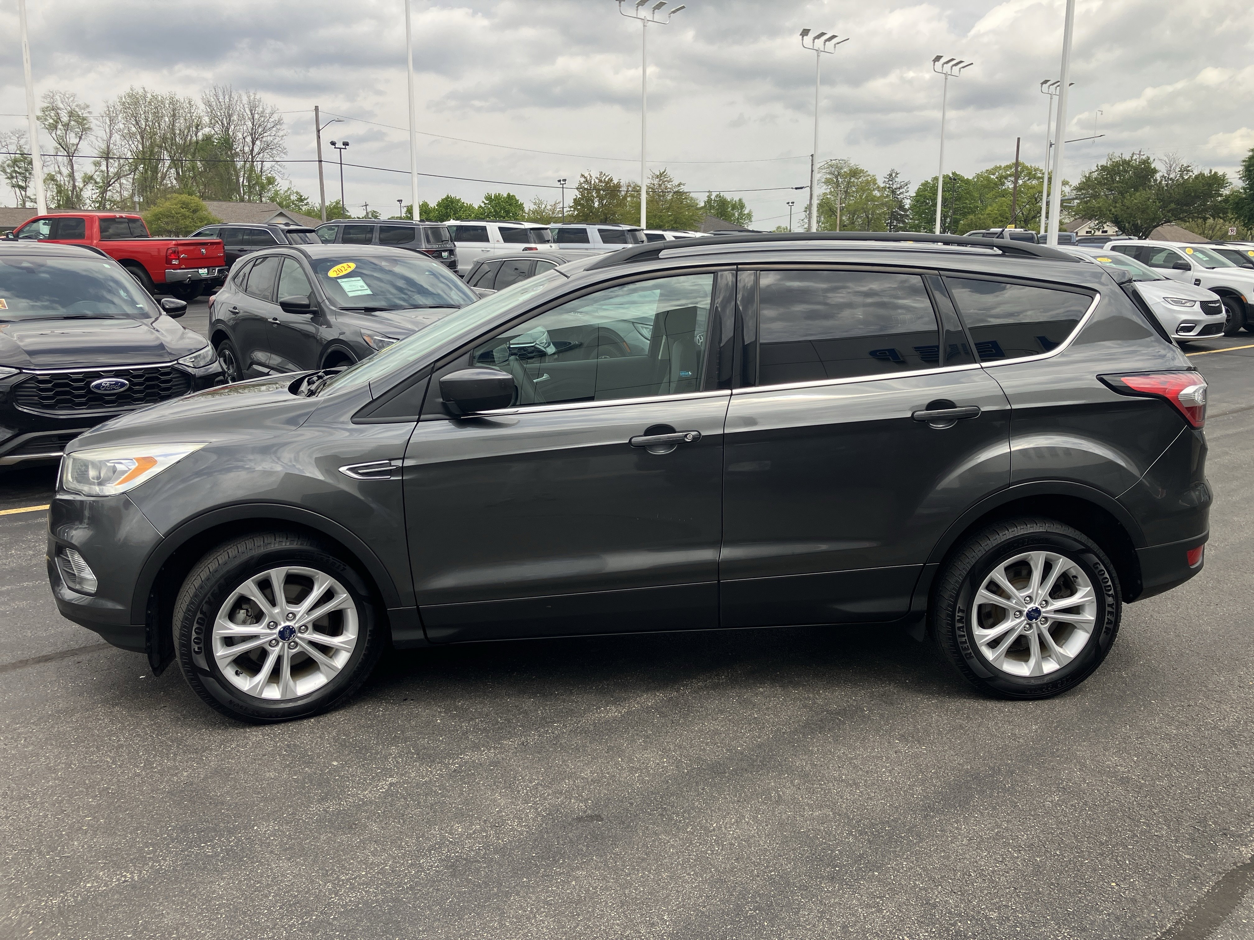 Used 2017 Ford Escape SE w/ Equipment Group 201A FWD image 4