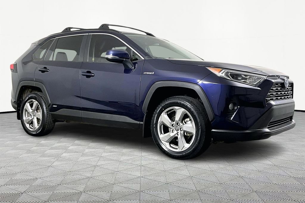 Used 2021 Toyota RAV4 XLE Premium image 3
