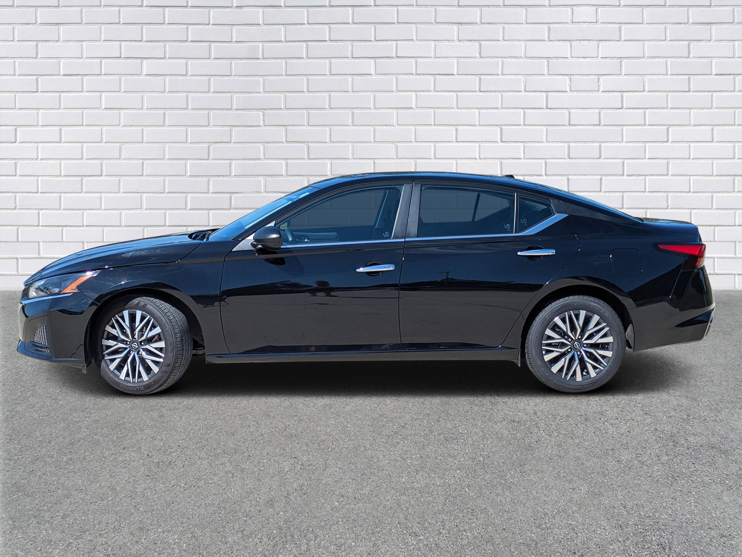 Used 2025 Nissan Altima 2.5 SV AWD/4WD image 2