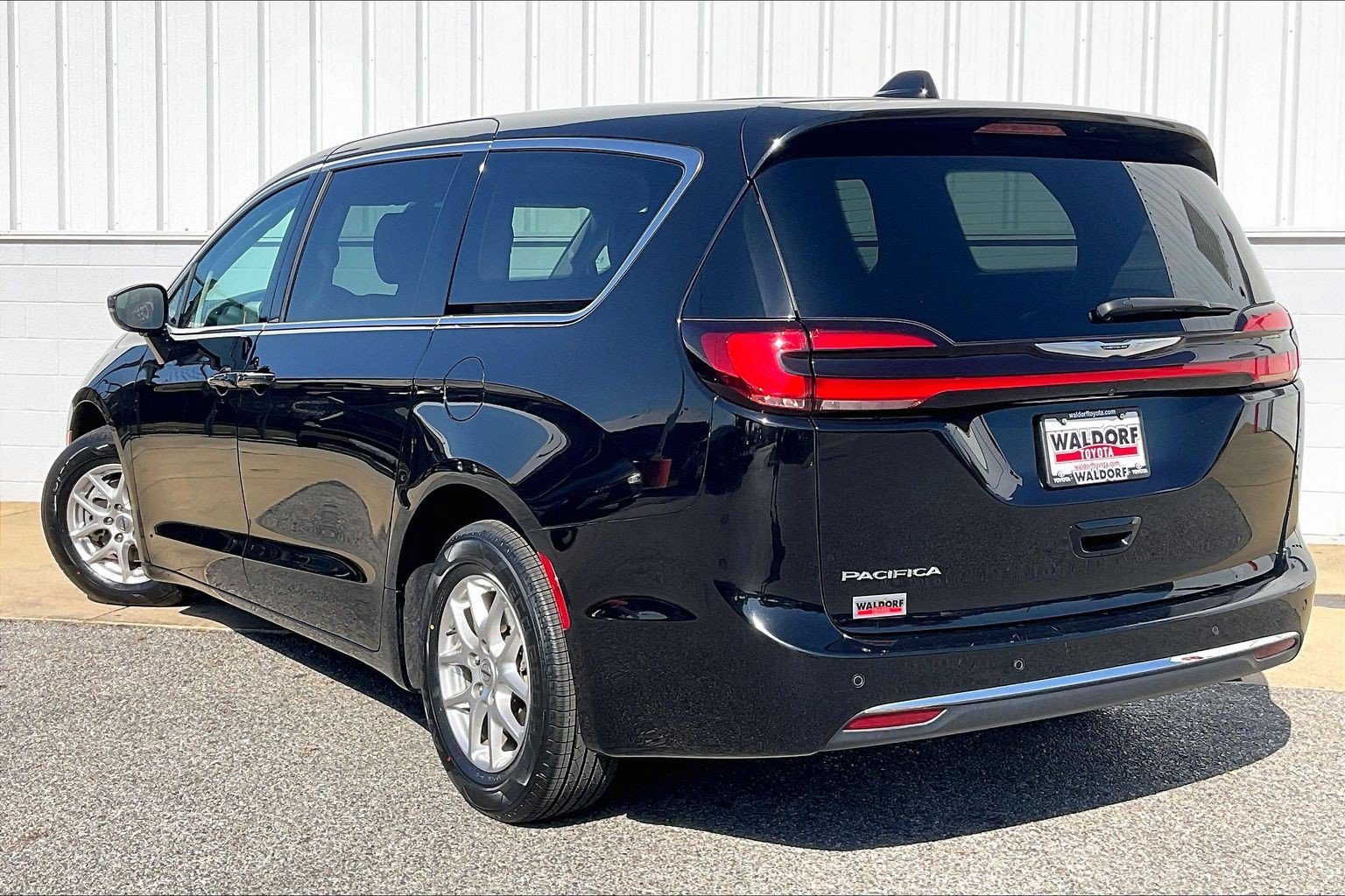 Used 2024 Chrysler Pacifica Touring-L FWD image 15