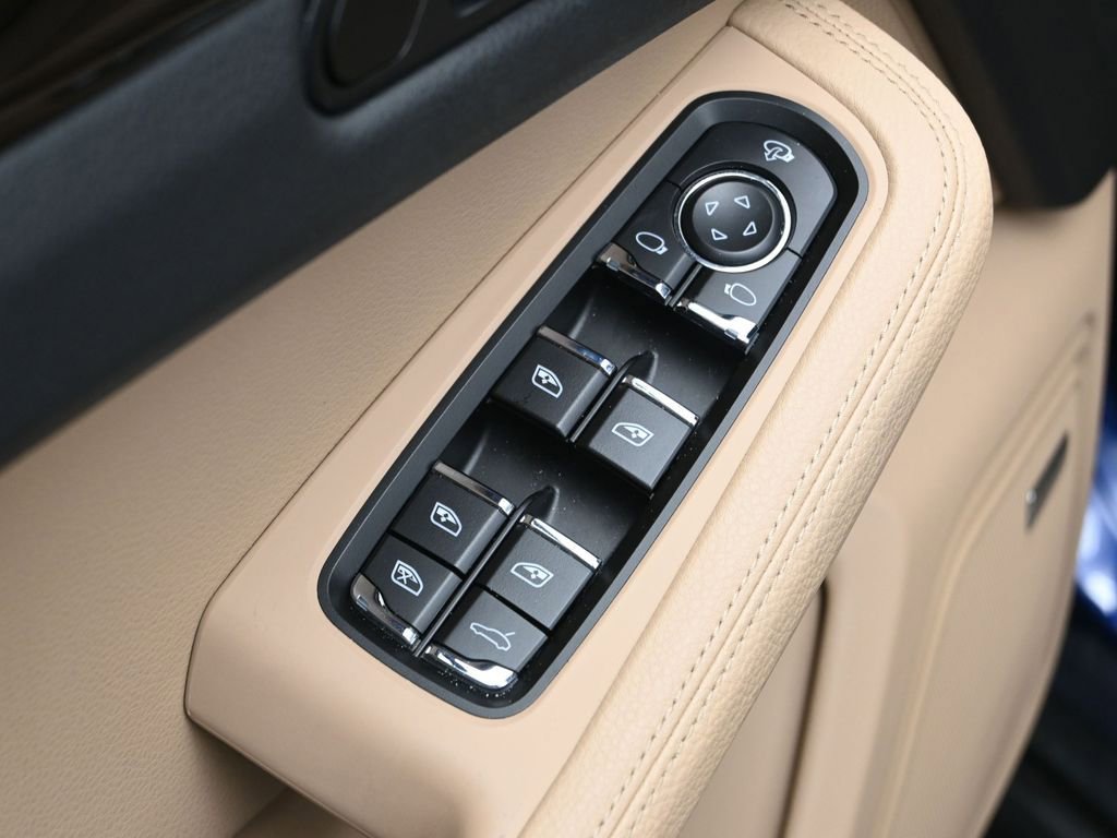 Certified 2024 Porsche Macan image 9