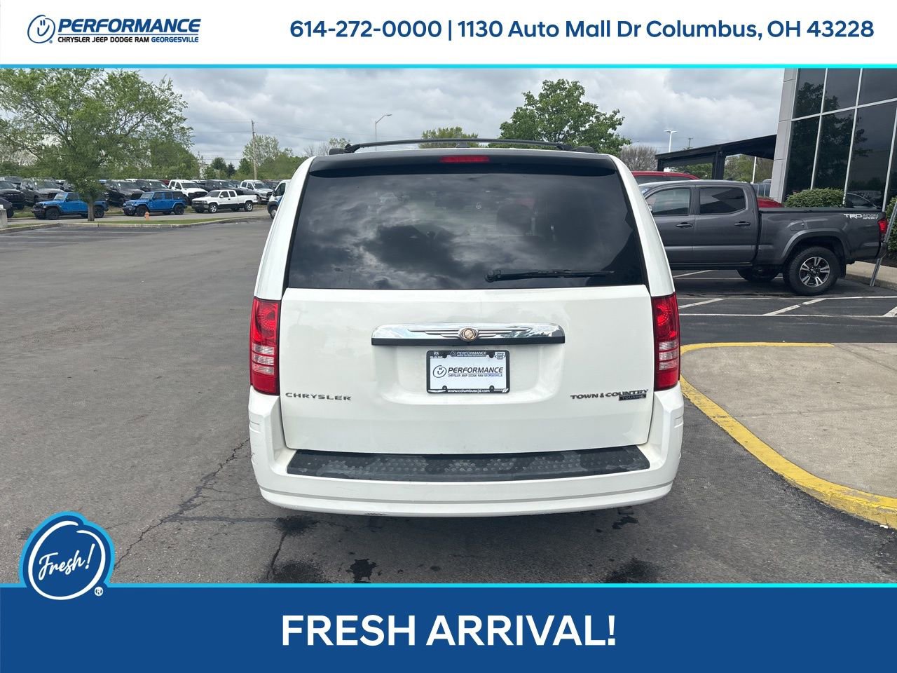 Used 2010 Chrysler Town & Country Touring FWD image 5