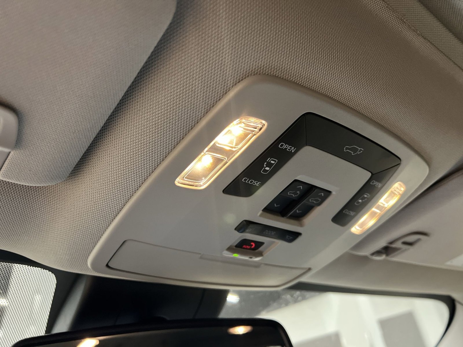 Used 2025 Toyota Sienna XLE image 34