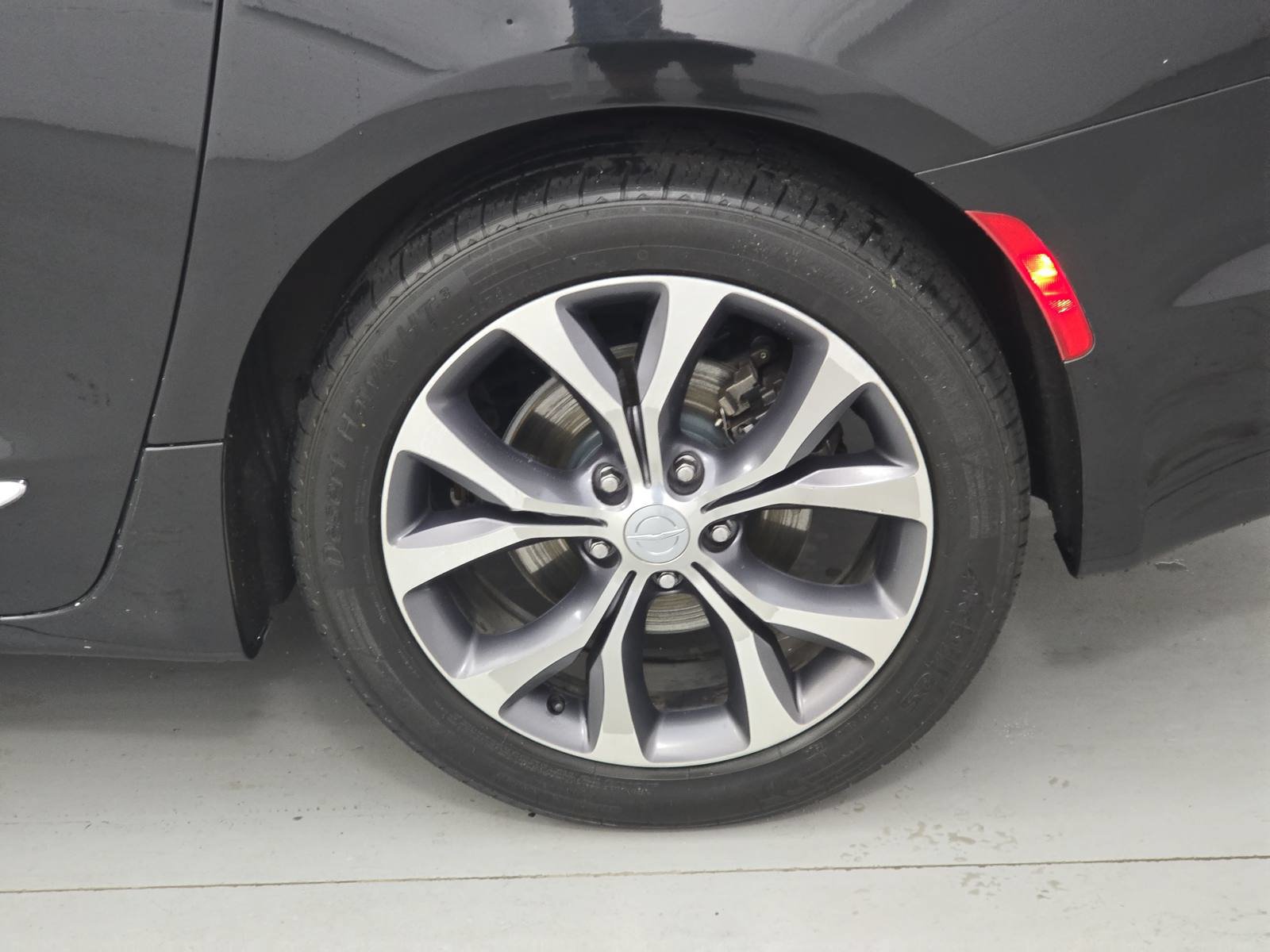 Used 2017 Chrysler Pacifica Limited w/ UConnect Theater Package FWD image 35